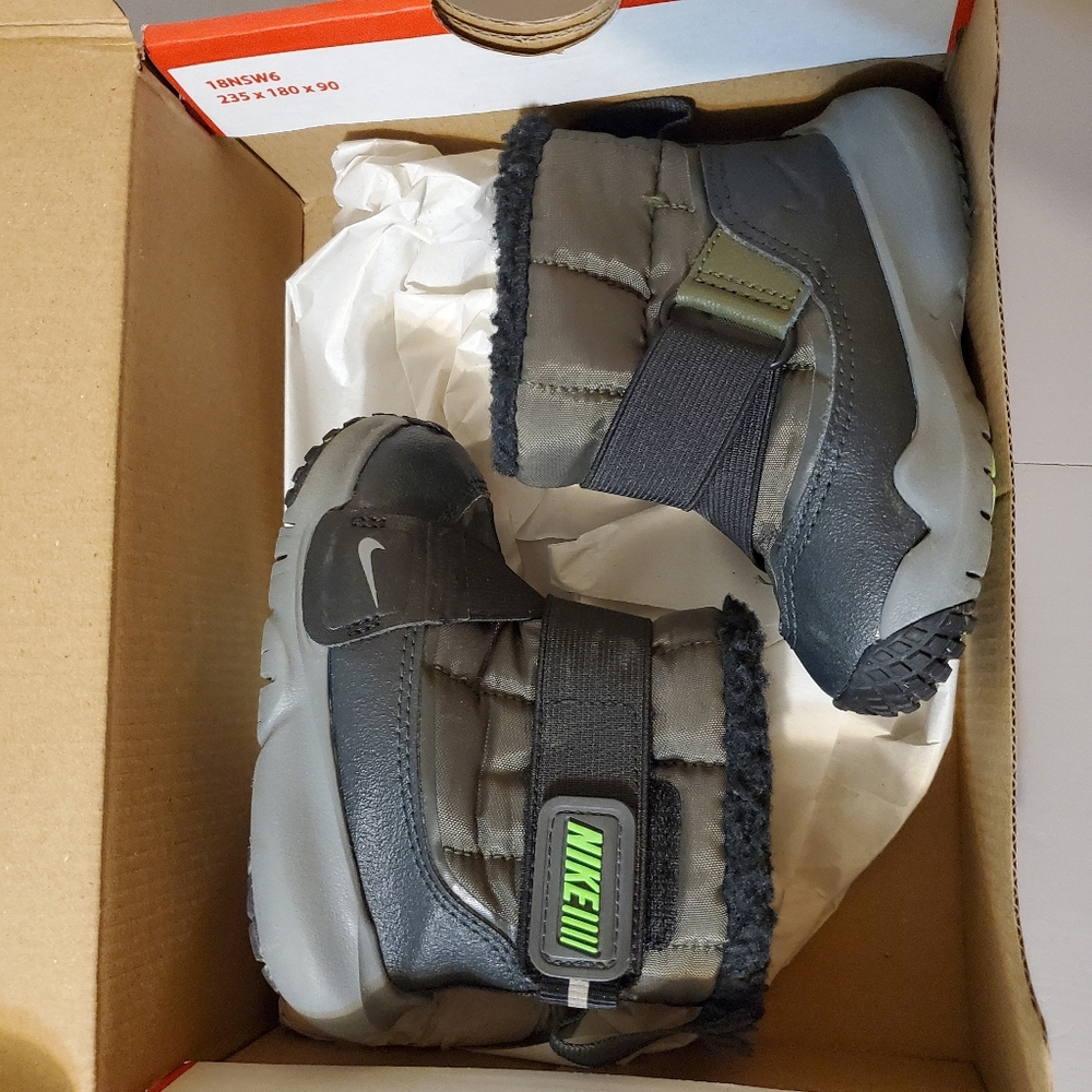 Toddlers Nike snow boots, size 5c, black/green